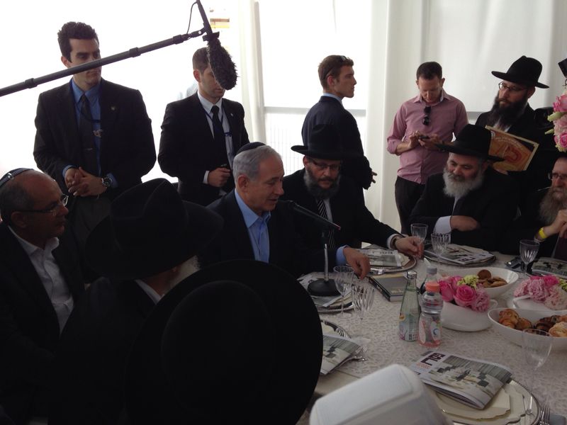 חב"ד מחבקת את נתניהו - אדריכל הסנקציות הפליליות