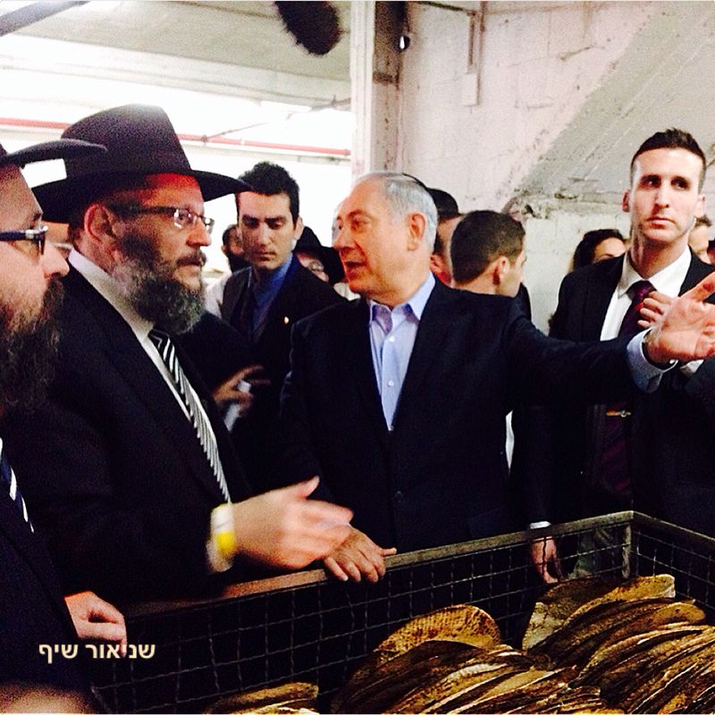 חב"ד מחבקת את נתניהו - אדריכל הסנקציות הפליליות