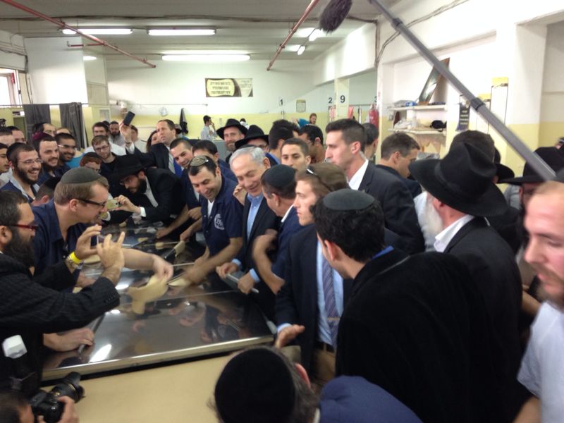 חב"ד מחבקת את נתניהו - אדריכל הסנקציות הפליליות