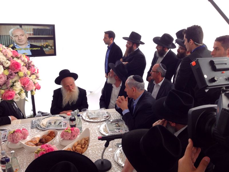 חב"ד מחבקת את נתניהו - אדריכל הסנקציות הפליליות