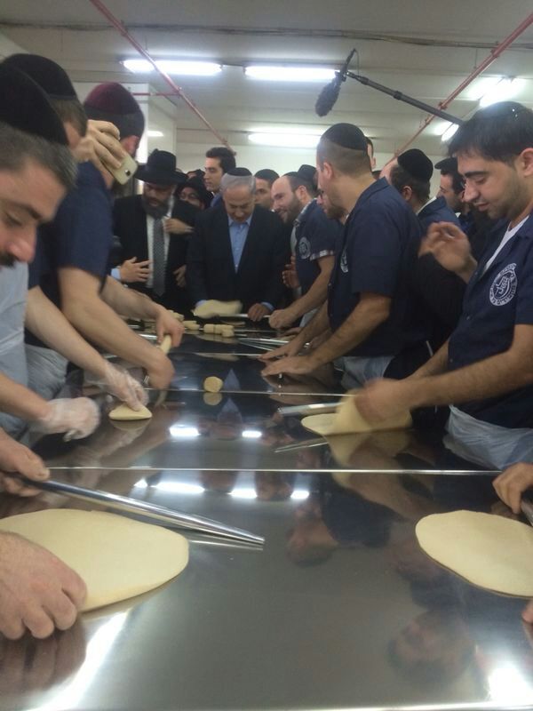 חב"ד מחבקת את נתניהו - אדריכל הסנקציות הפליליות