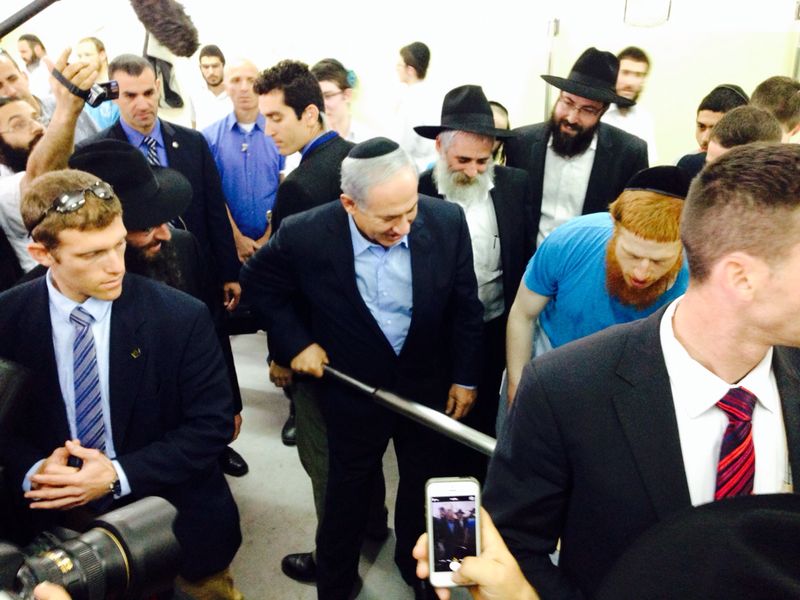 חב"ד מחבקת את נתניהו - אדריכל הסנקציות הפליליות