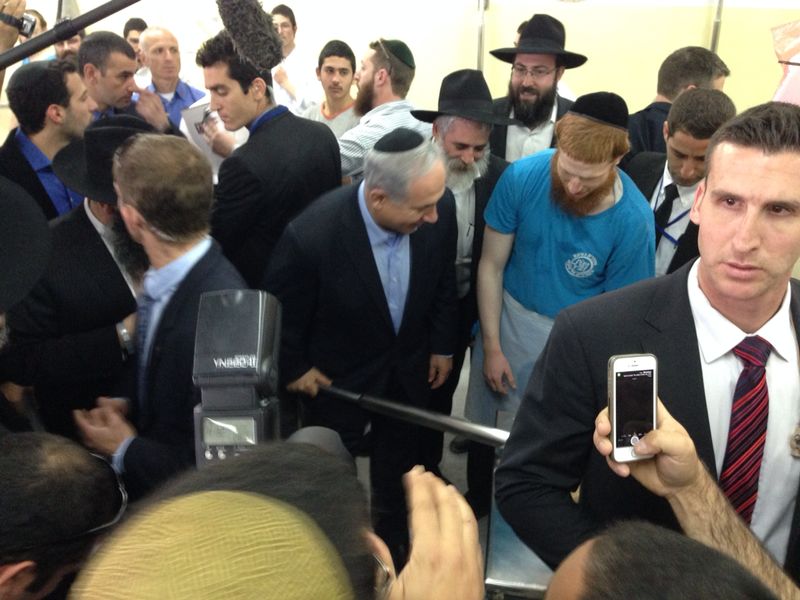 חב"ד מחבקת את נתניהו - אדריכל הסנקציות הפליליות