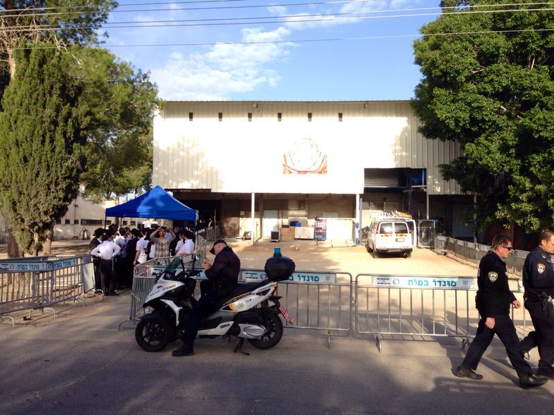 ביבי נגד החרדים? בכפר חב"ד יזכה לחיבוק • תיעוד מההכנות לביקור