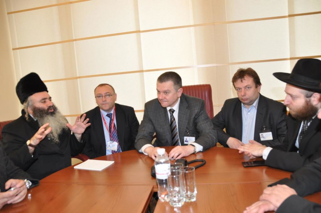 הרב הורביץ רבה של ויניצא והרב אלחדד גבאי הציון באומן עם המושל המקומי