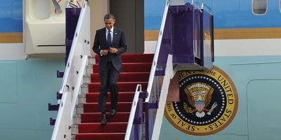 ברק אובמה בירידה מה"אייר פורס 1"