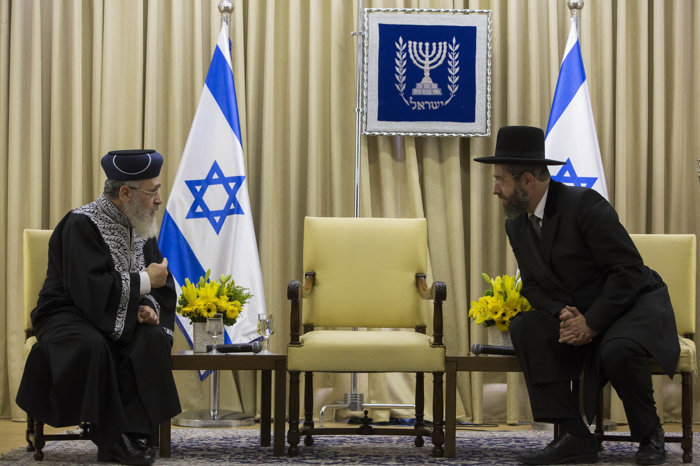 הרבנים הראשיים, לפיד לא מוכן להצטלם איתם?