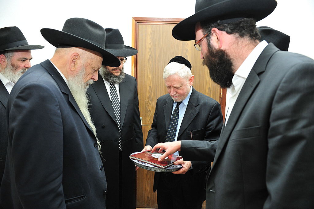 אחרי נתניהו; מבקר המדינה הגיע לבקר בפר חב"ד