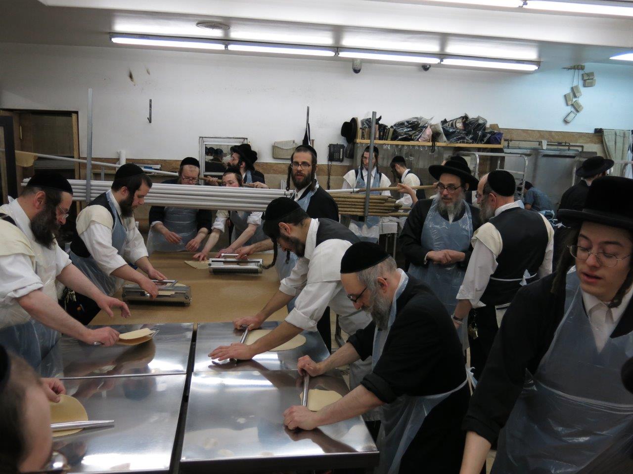 תיעוד: האדמו"ר מפאפא באפיית מצות