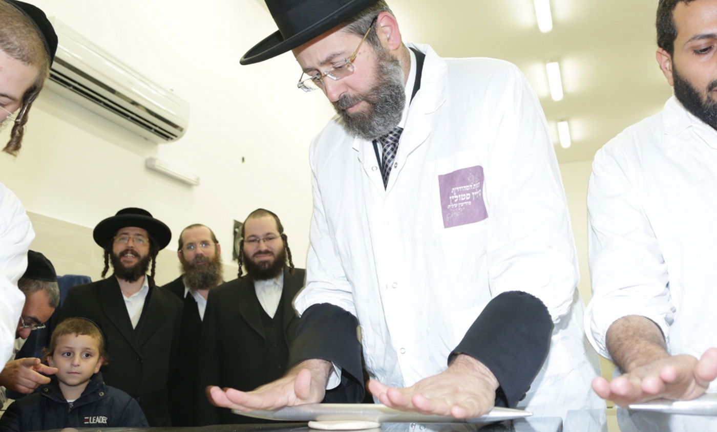 הרה"ר הרב דוד לאו באפייה מצות • צפו