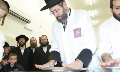 הרה"ר הרב דוד לאו באפייה מצות • צפו