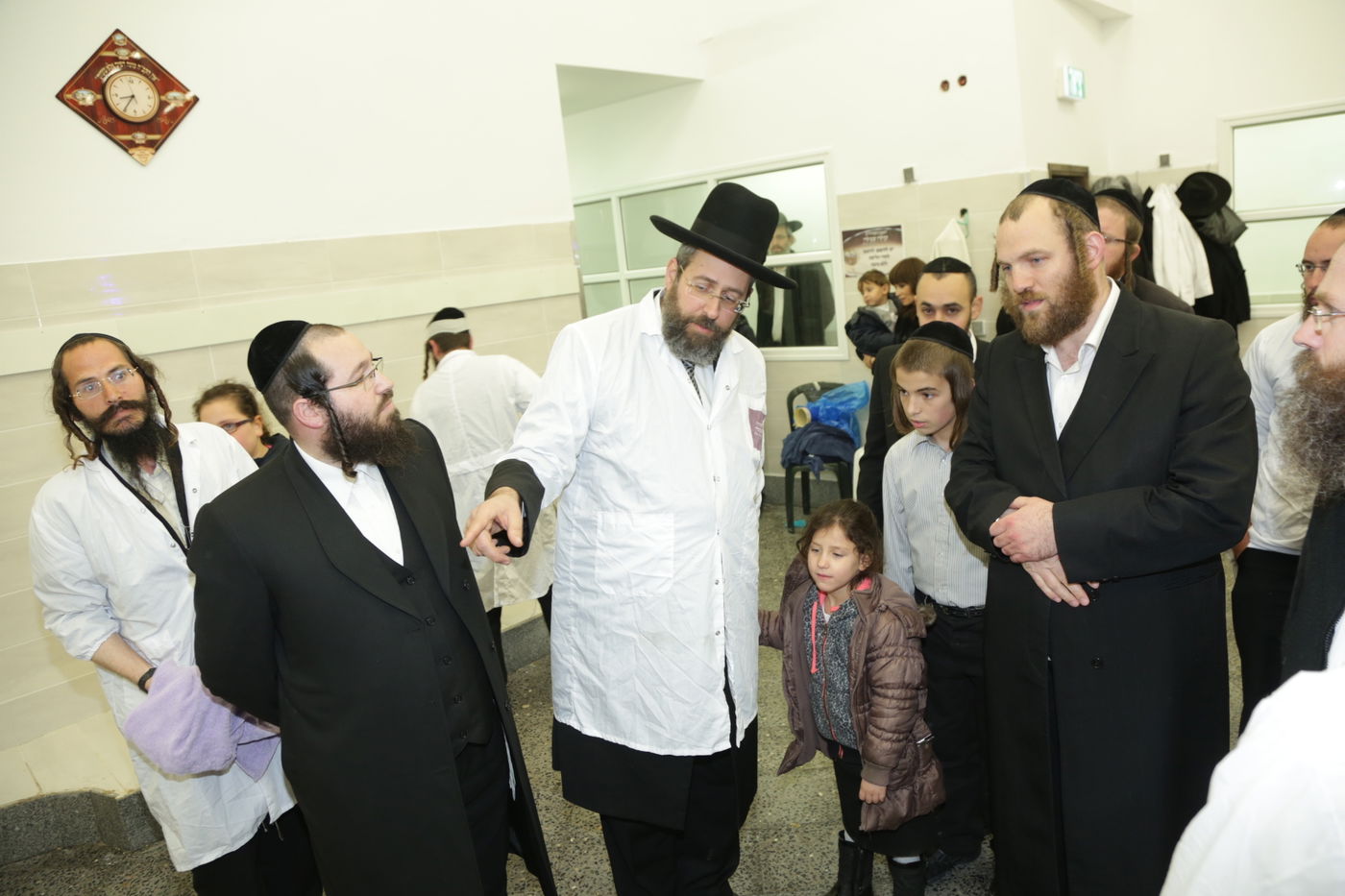 הרה"ר הרב דוד לאו באפייה מצות • צפו