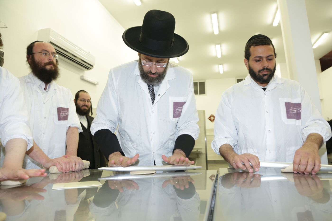 הרה"ר הרב דוד לאו באפייה מצות • צפו