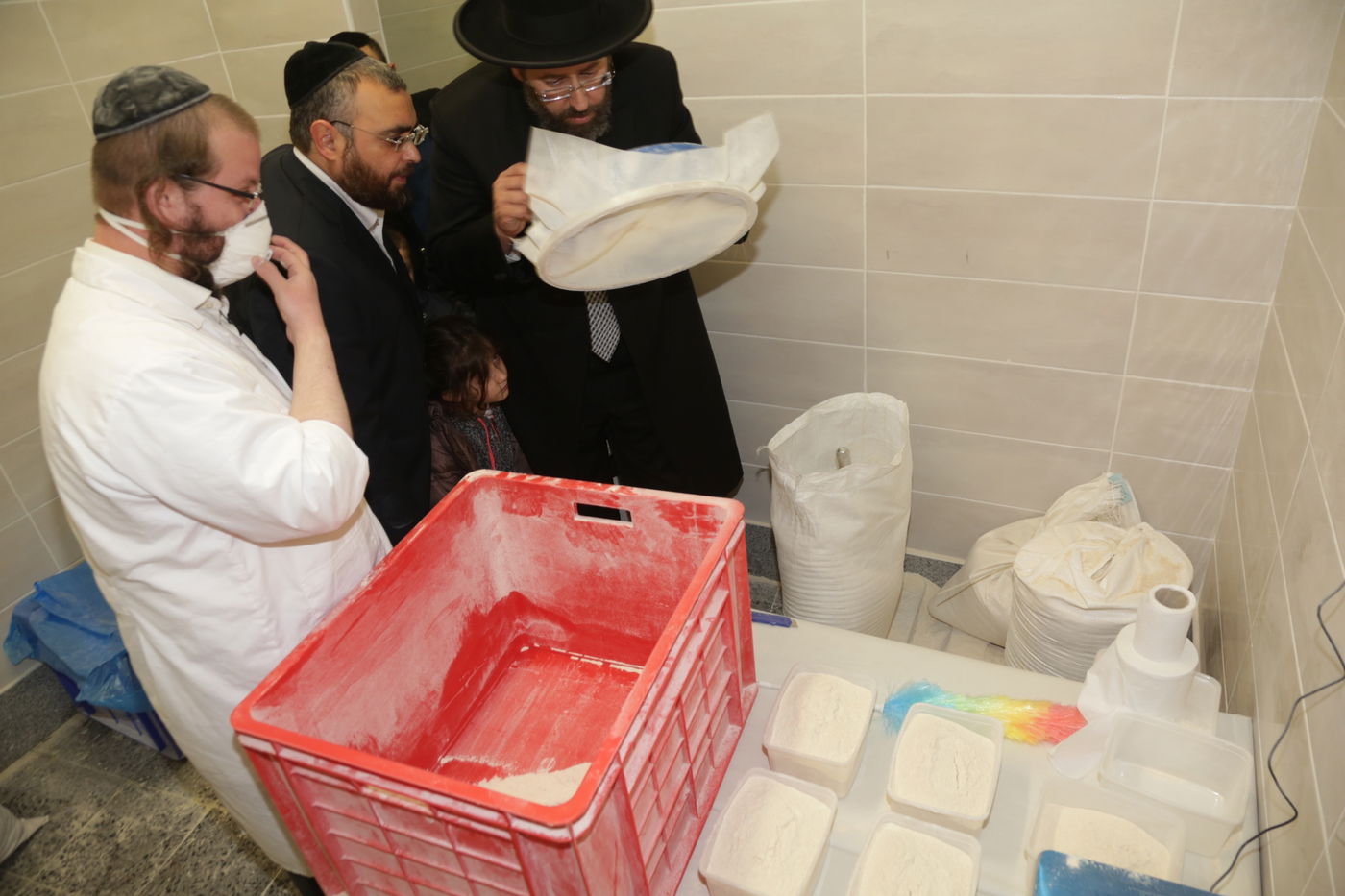 הרה"ר הרב דוד לאו באפייה מצות • צפו