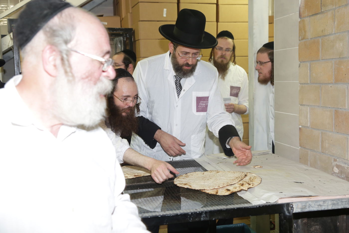 הרה"ר הרב דוד לאו באפייה מצות • צפו