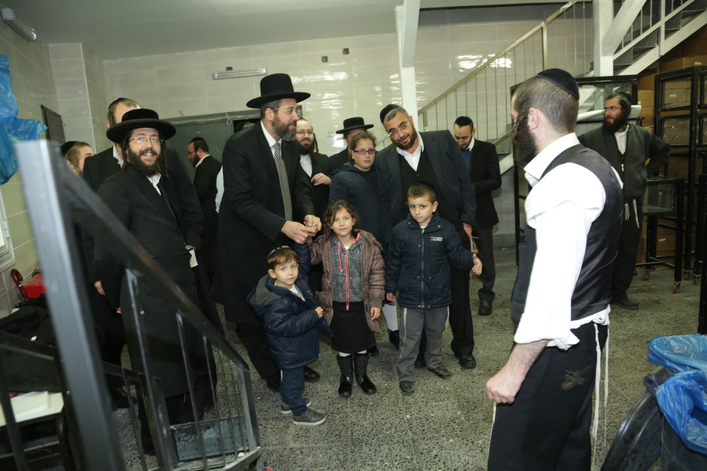 הרה"ר הרב דוד לאו באפייה מצות • צפו