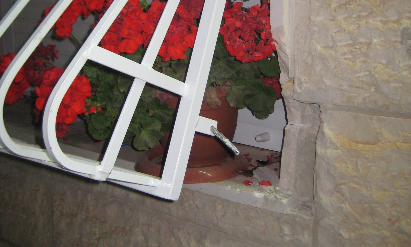 מכת הפריצות בשכונת רמות בירושלים: הפורצים עקרו את הסורגים