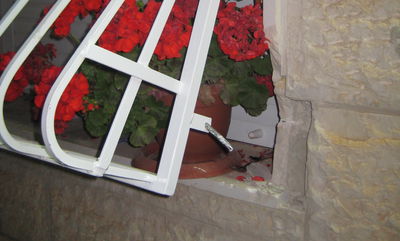 מכת הפריצות בשכונת רמות בירושלים: הפורצים עקרו את הסורגים