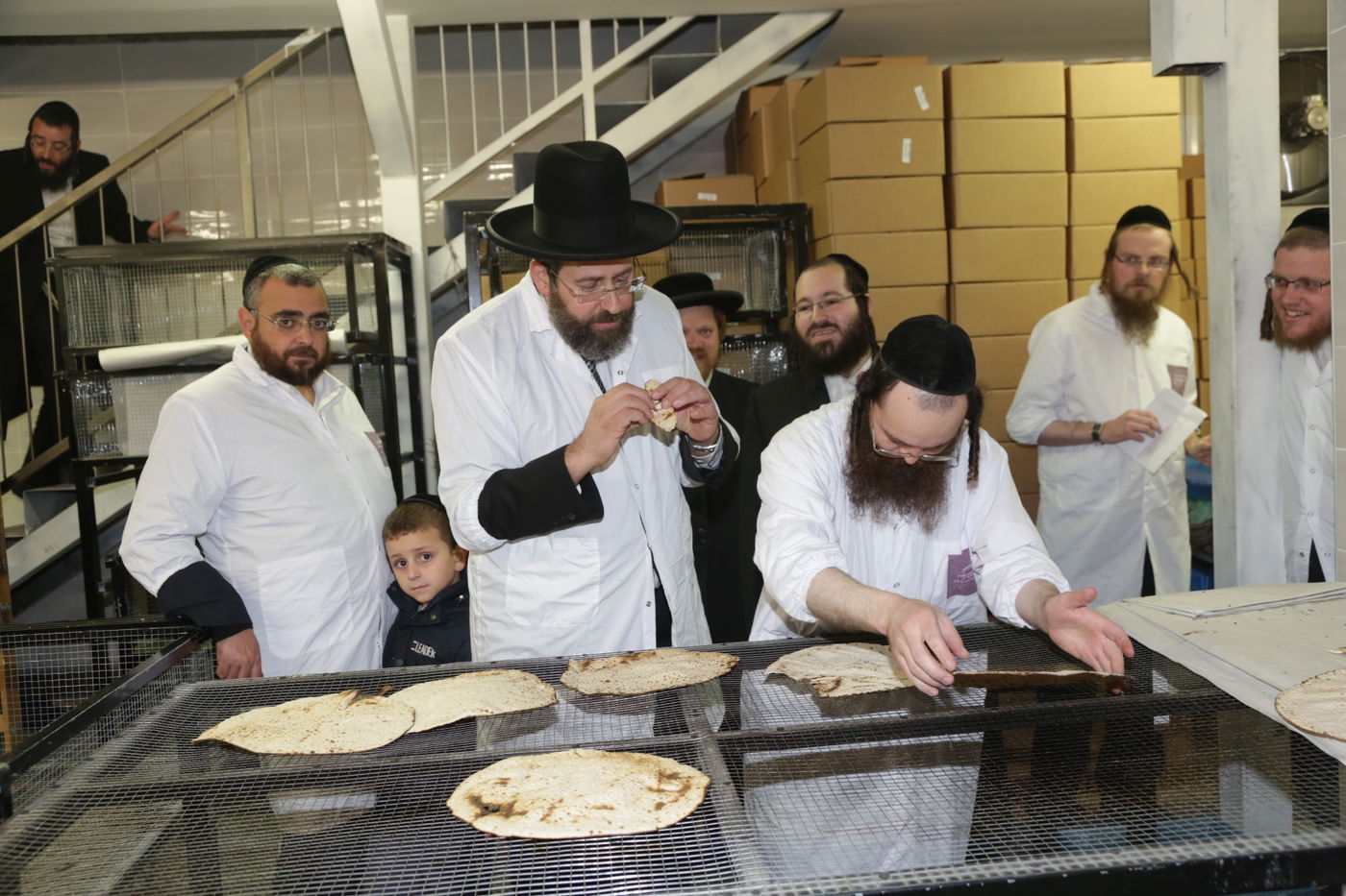 הרה"ר הרב דוד לאו באפייה מצות • צפו