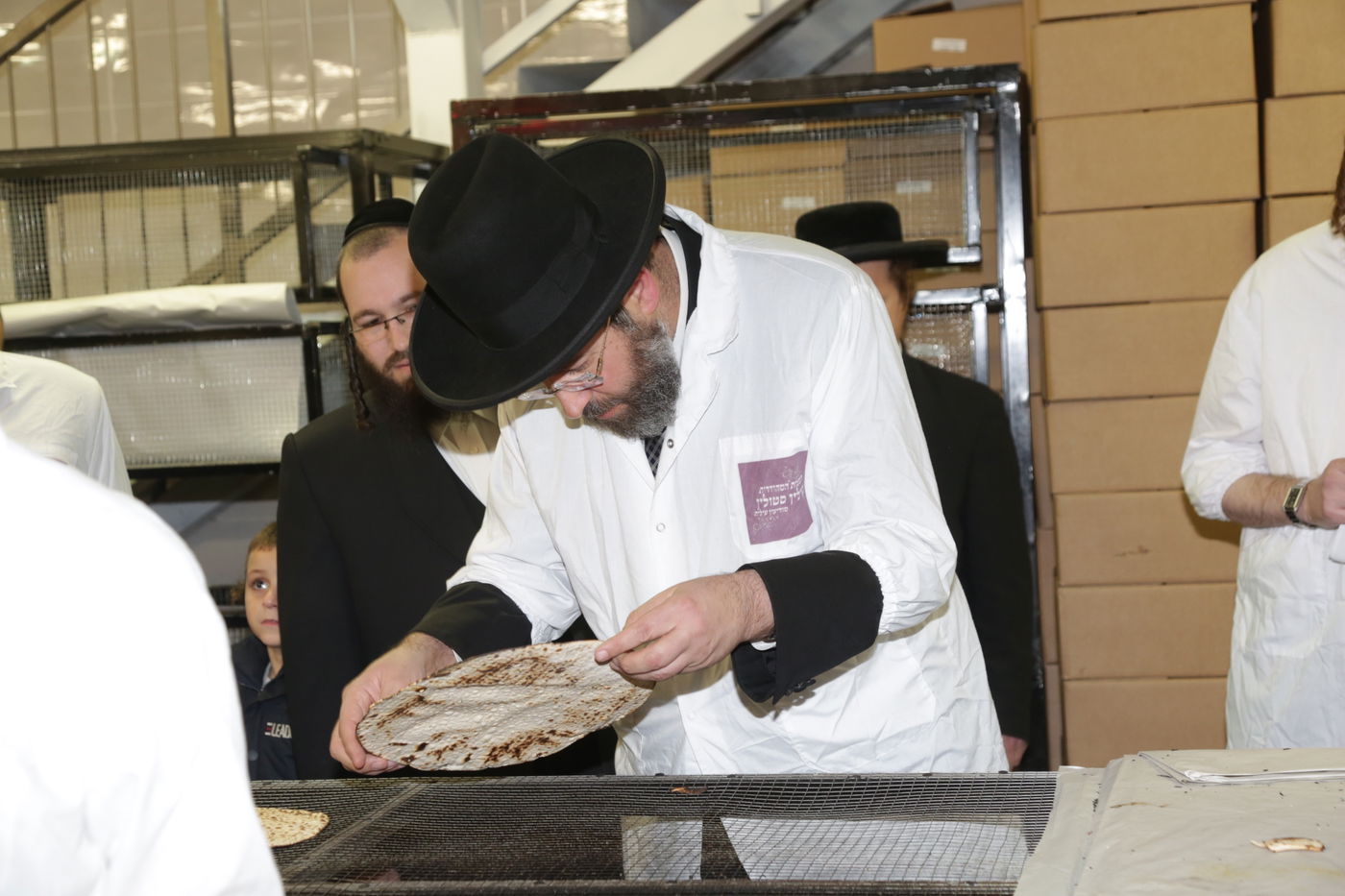 הרה"ר הרב דוד לאו באפייה מצות • צפו