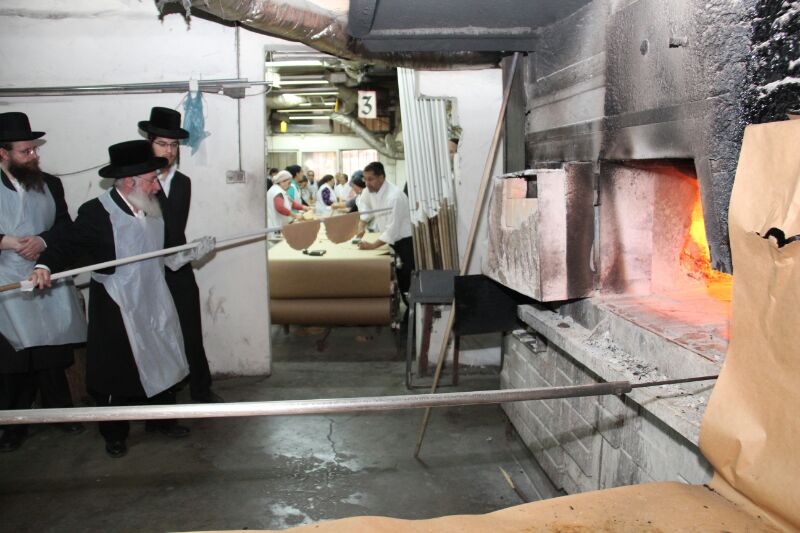 קוממיות: גאב"ד דרכי תורה רבי אשר וייס באפיית מצות