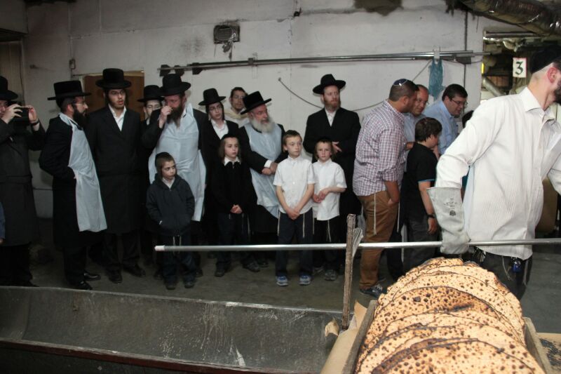 קוממיות: גאב"ד דרכי תורה רבי אשר וייס באפיית מצות