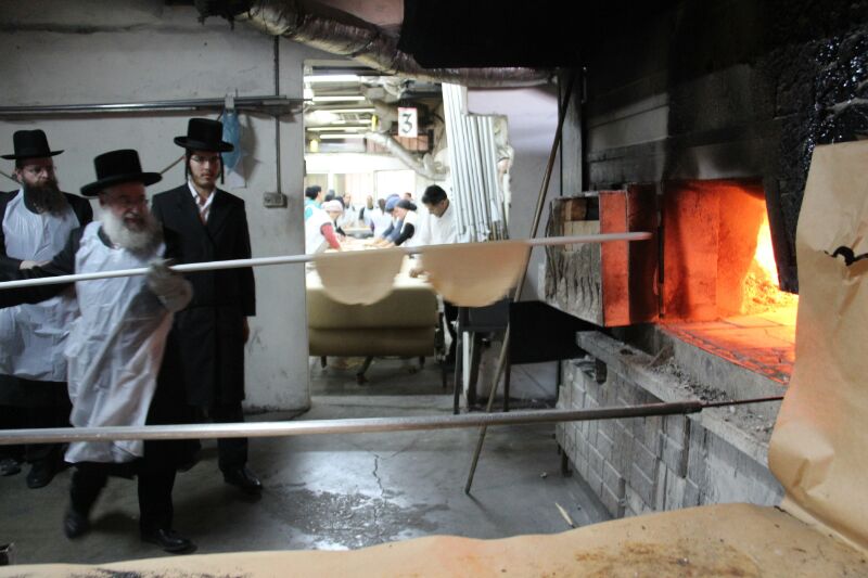 קוממיות: גאב"ד דרכי תורה רבי אשר וייס באפיית מצות