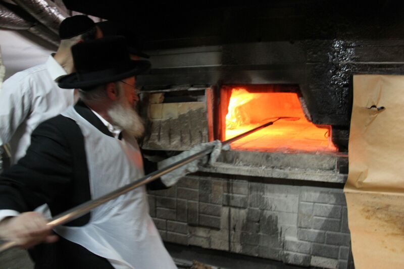 קוממיות: גאב"ד דרכי תורה רבי אשר וייס באפיית מצות