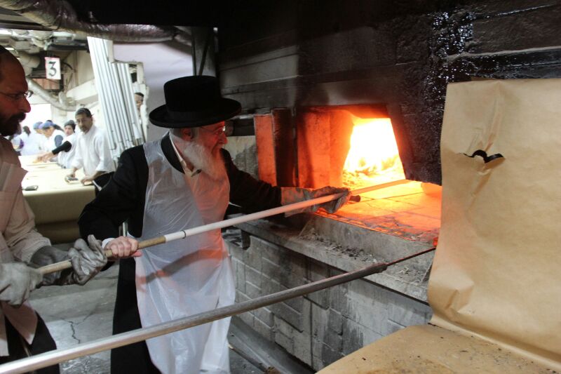 קוממיות: גאב"ד דרכי תורה רבי אשר וייס באפיית מצות