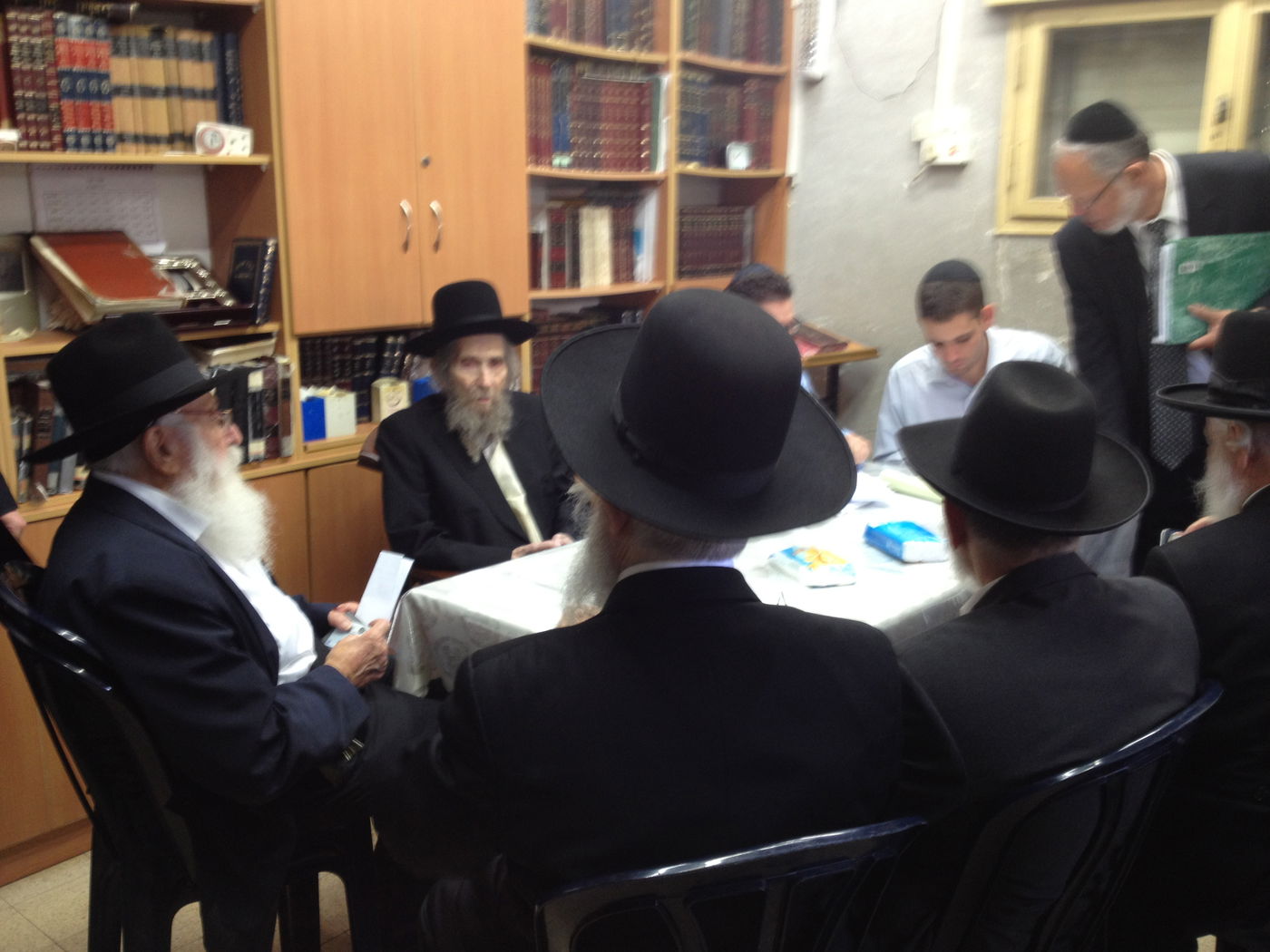 אסיפת הנהלת העיתון אצל מרן ראש הישיבה הגראי"ל שטיינמן