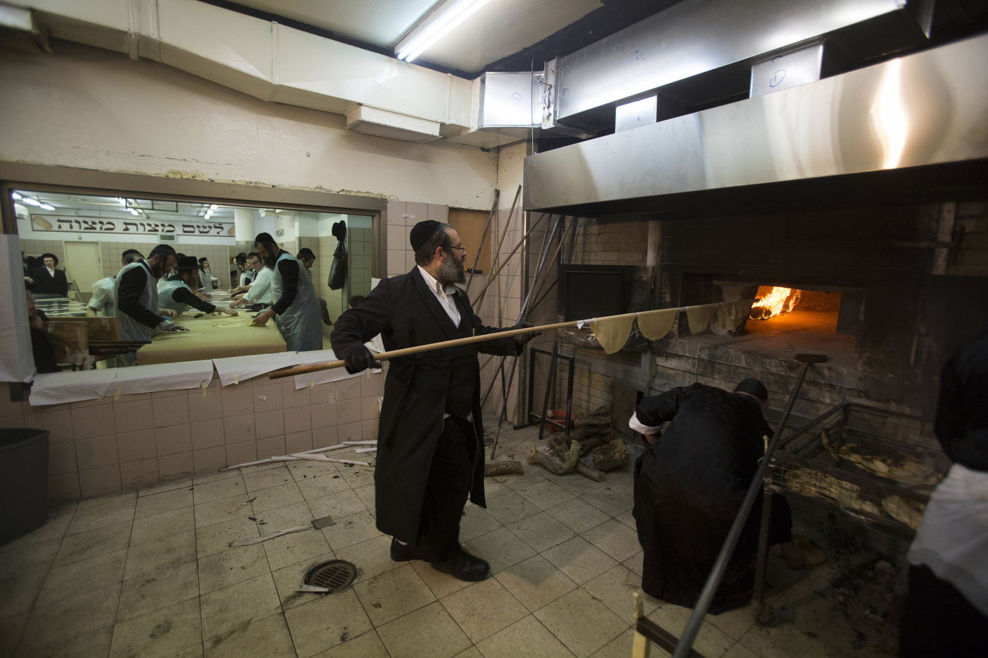 תיעוד: אפיית מצות בחסידות בעלזא