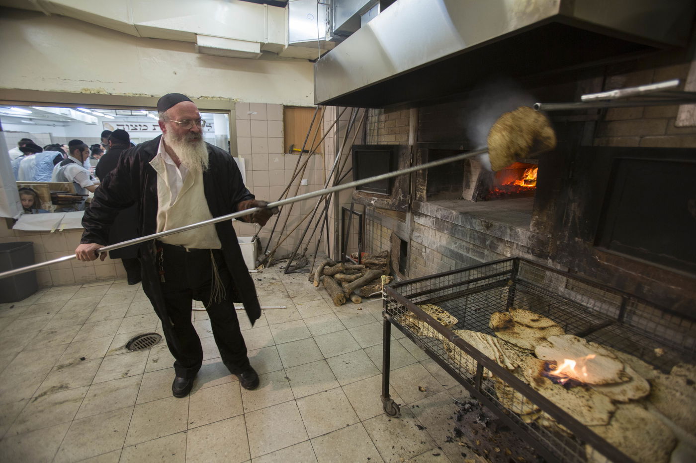 תיעוד: אפיית מצות בחסידות בעלזא