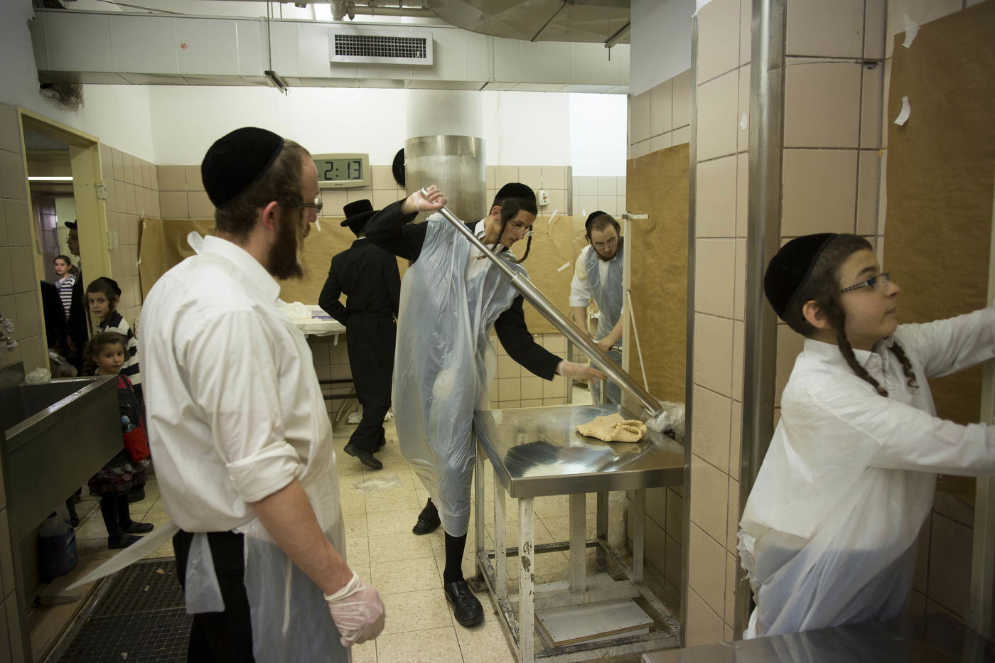 תיעוד: אפיית מצות בחסידות בעלזא