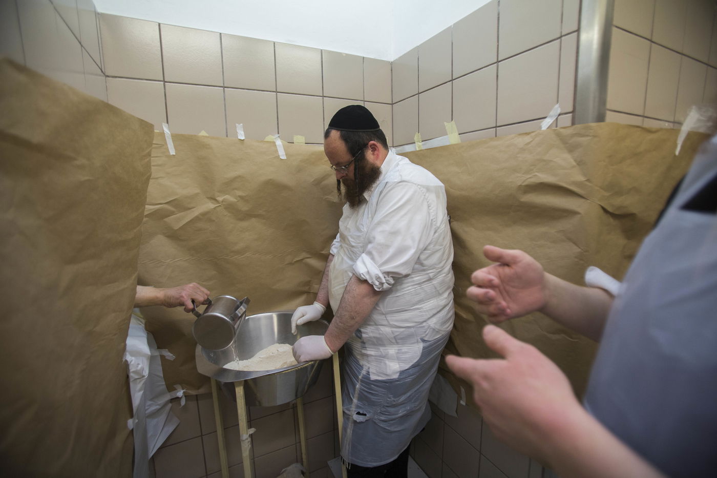 תיעוד: אפיית מצות בחסידות בעלזא