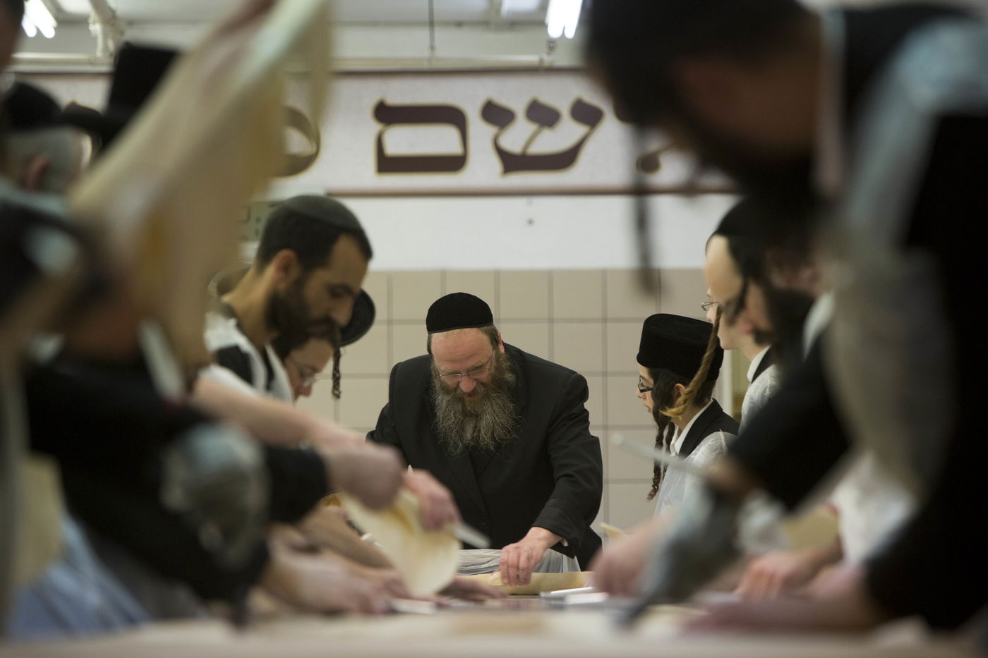 תיעוד: אפיית מצות בחסידות בעלזא