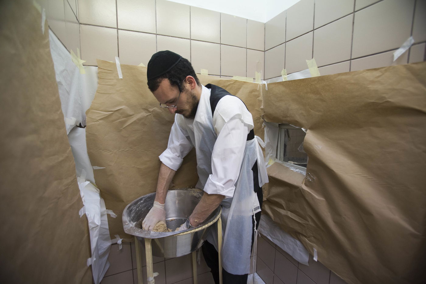 תיעוד: אפיית מצות בחסידות בעלזא