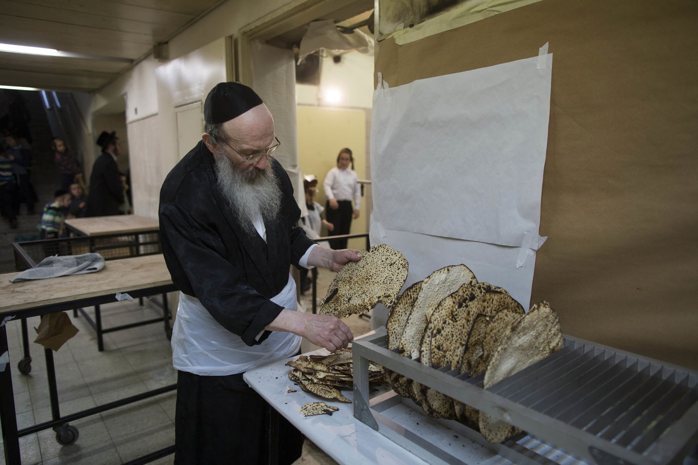 תיעוד: אפיית מצות בחסידות בעלזא