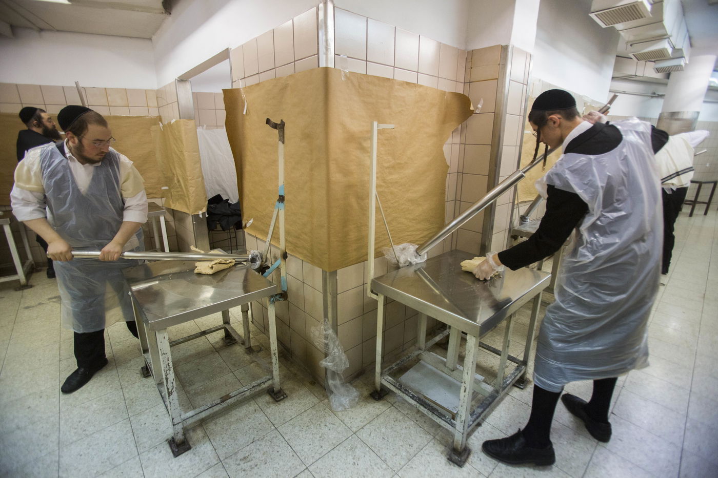 תיעוד: אפיית מצות בחסידות בעלזא