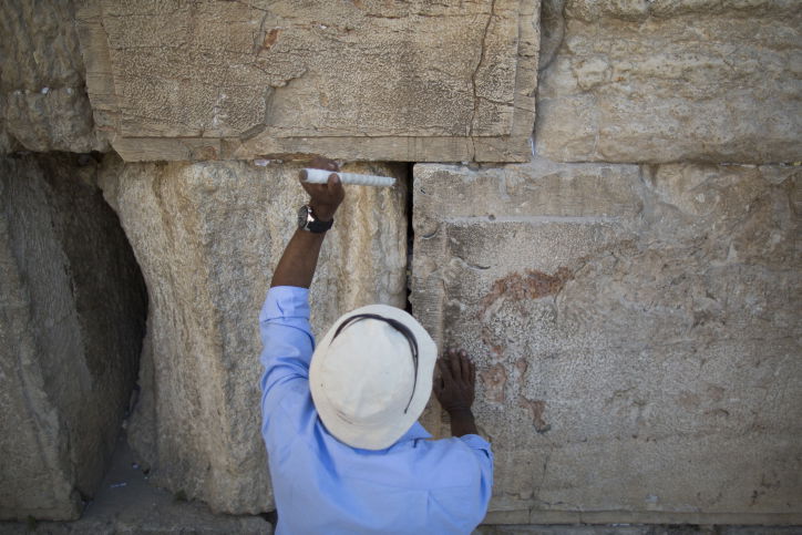 לכבוד פסח: ניקיון יסודי גם בכותל המערבי