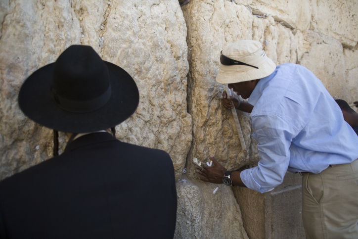 לכבוד פסח: ניקיון יסודי גם בכותל המערבי