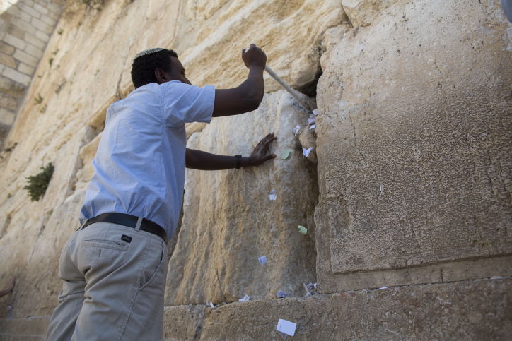 לכבוד פסח: ניקיון יסודי גם בכותל המערבי
