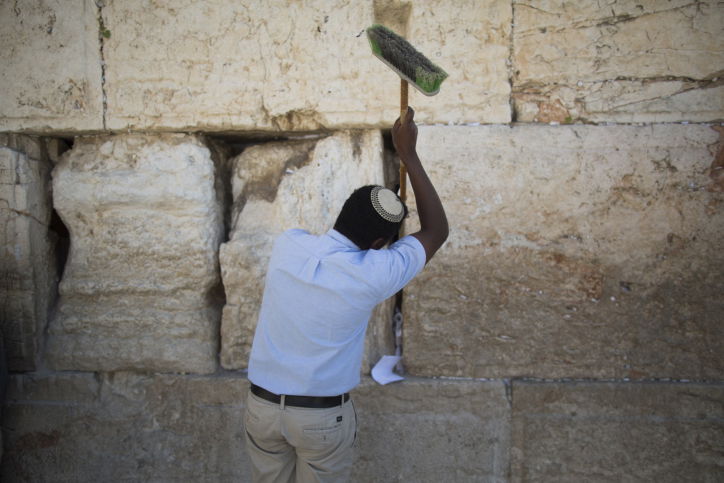לכבוד פסח: ניקיון יסודי גם בכותל המערבי