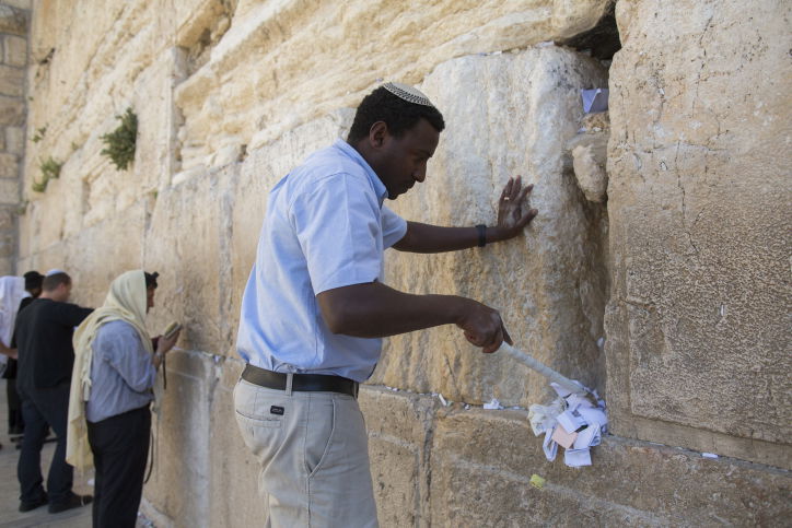 לכבוד פסח: ניקיון יסודי גם בכותל המערבי