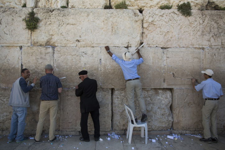 לכבוד פסח: ניקיון יסודי גם בכותל המערבי