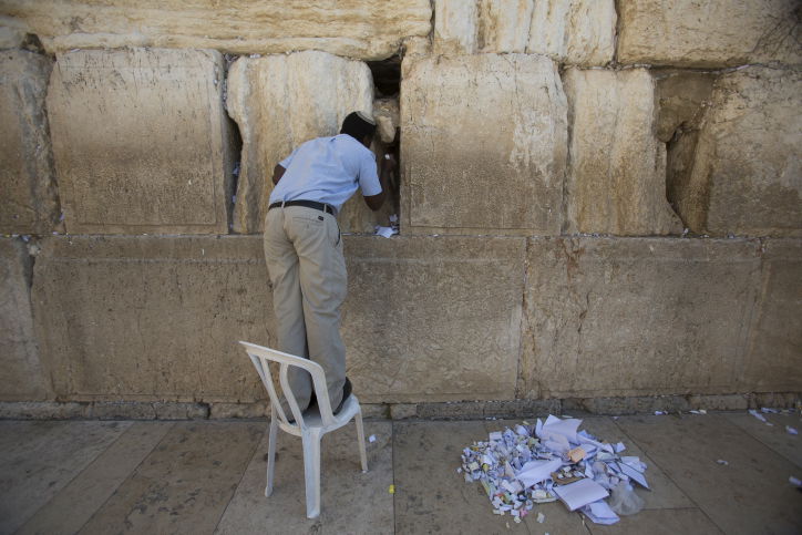 לכבוד פסח: ניקיון יסודי גם בכותל המערבי
