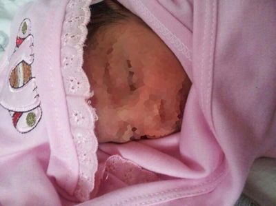 משפחת אליאסי חובקת בת - שלושה חודשים לאחר פטירת האב