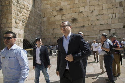 ראש ממשלת רומניה בכותל, הבוקר