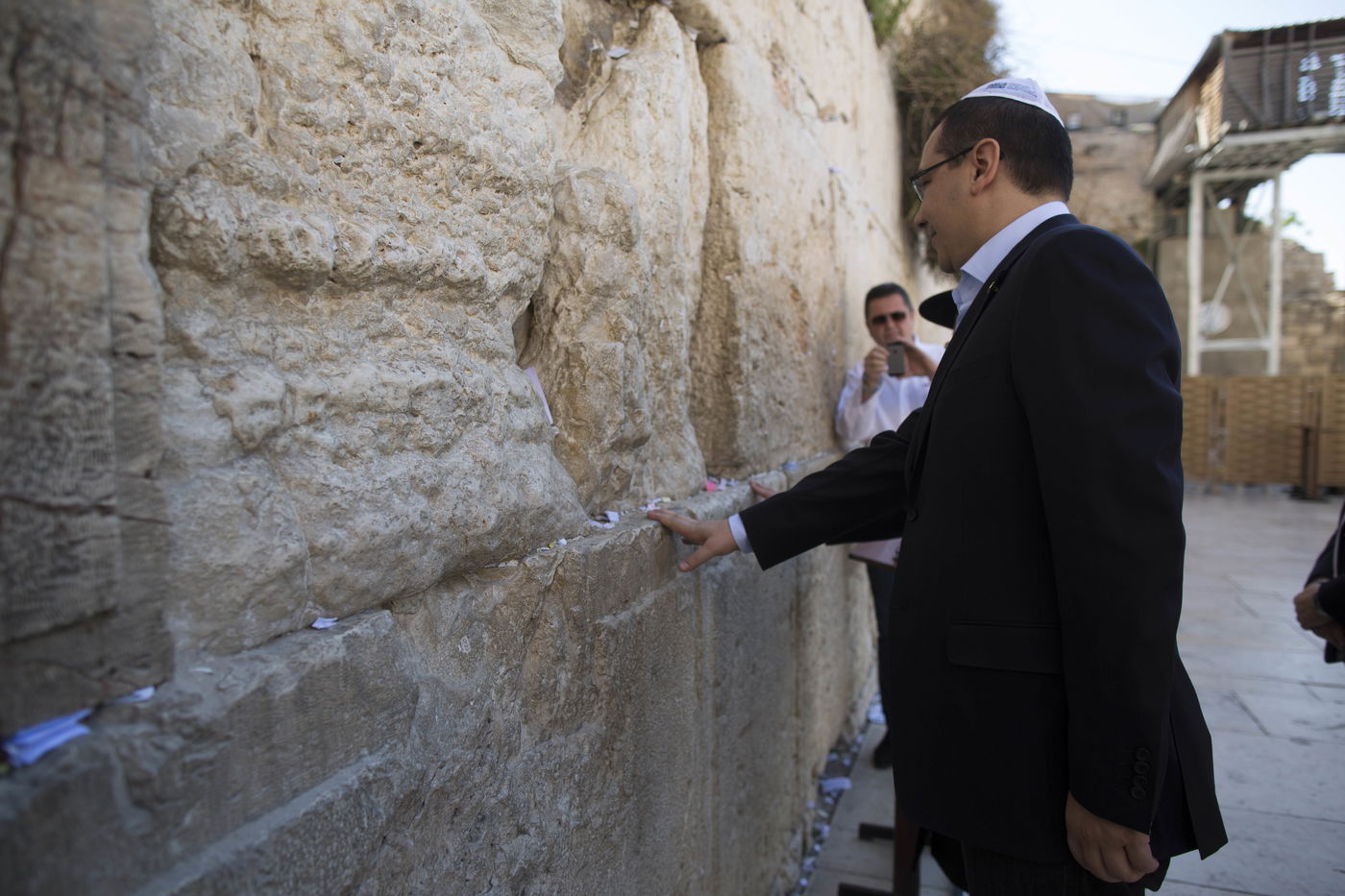 ראש ממשלת רומניה ביקר בכותל המערבי • תמונות