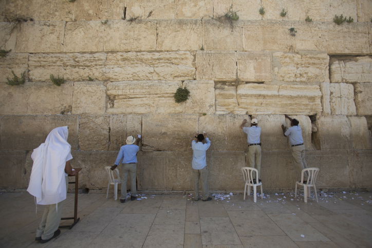 לכבוד פסח: ניקיון יסודי גם בכותל המערבי