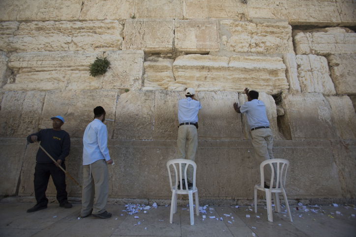 לכבוד פסח: ניקיון יסודי גם בכותל המערבי
